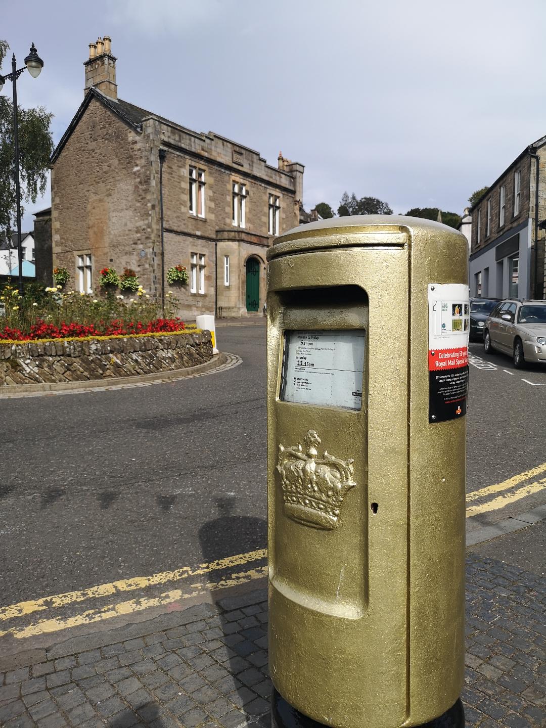 Gold post box in Dunblane, Scotland. Heart 200